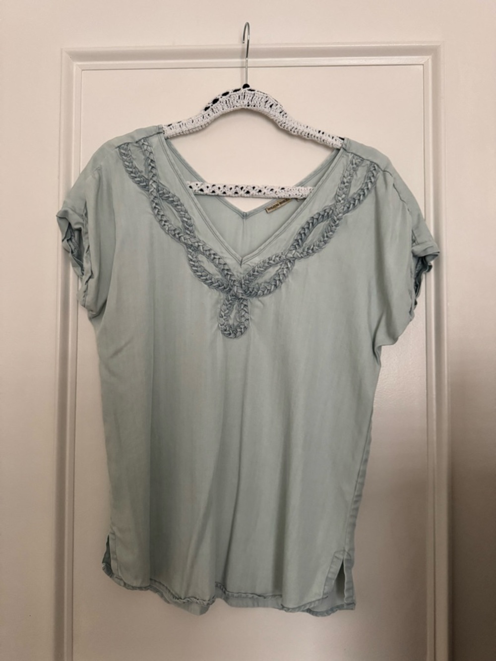 ANTHROPOLOGIE HOLDING HORSES Light blue tencel V-Neck Braided Trim Blouse